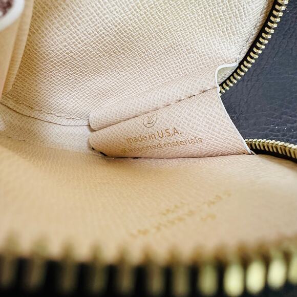 Louis Vuitton Round Coin Purse - Picture 4 of 11